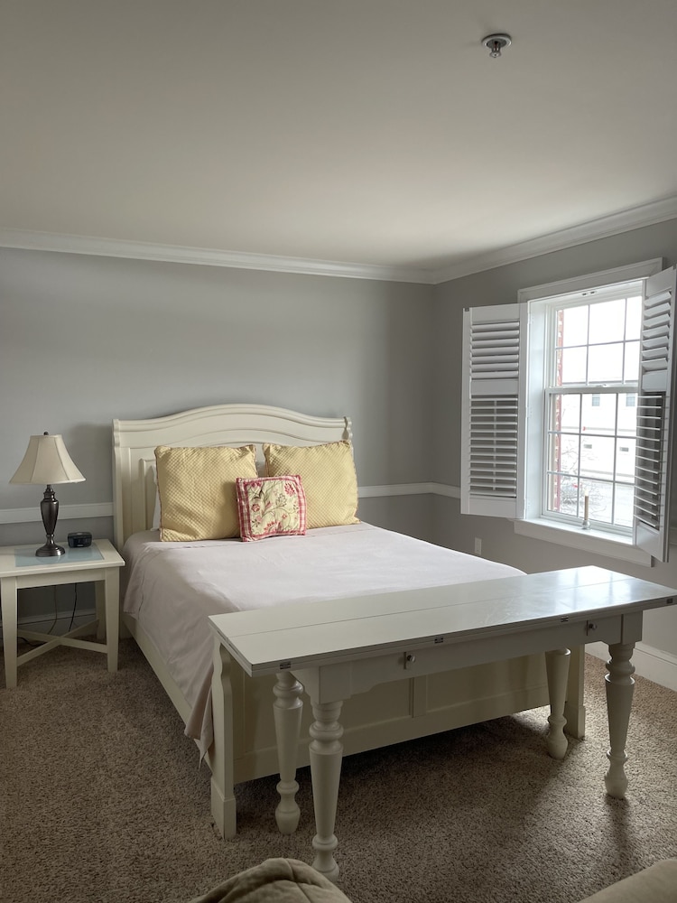 Divided Room, Queen Bed with Queen Sleep Sofa photo 3