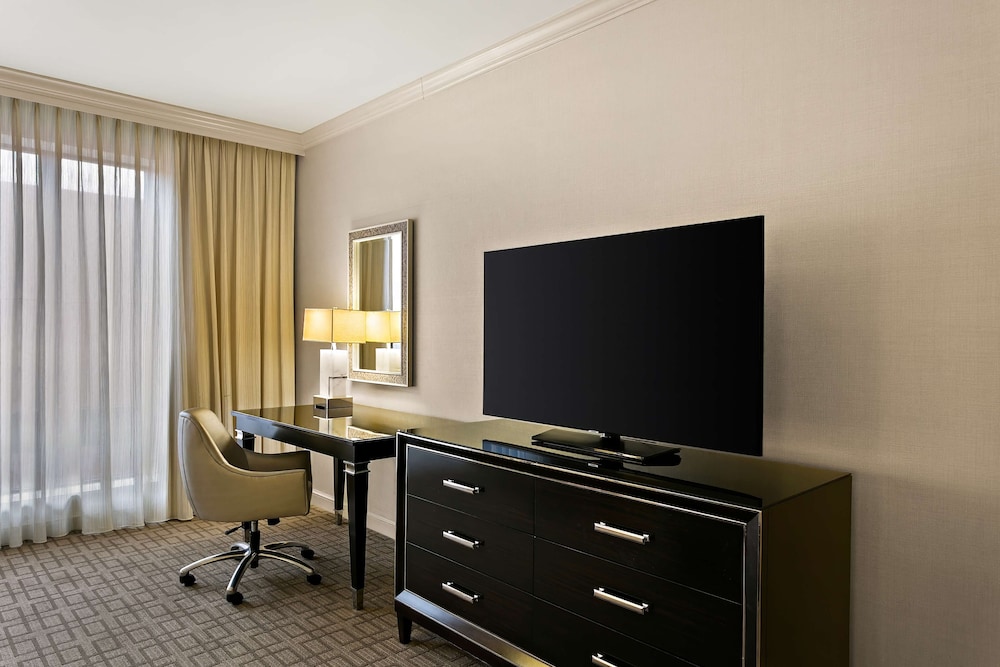 Deluxe Room, 1 King Bed, Accessible, City View (Mobility/Hearing Roll-in Shower) - Photo 3