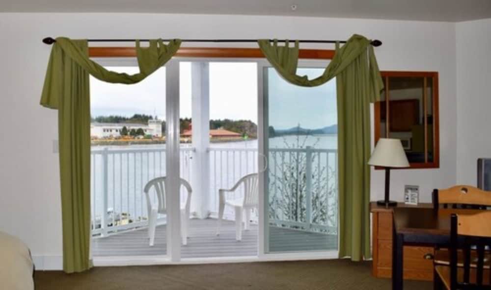 Studio Apartment, 4 Beds, Full Kitchen photo 3