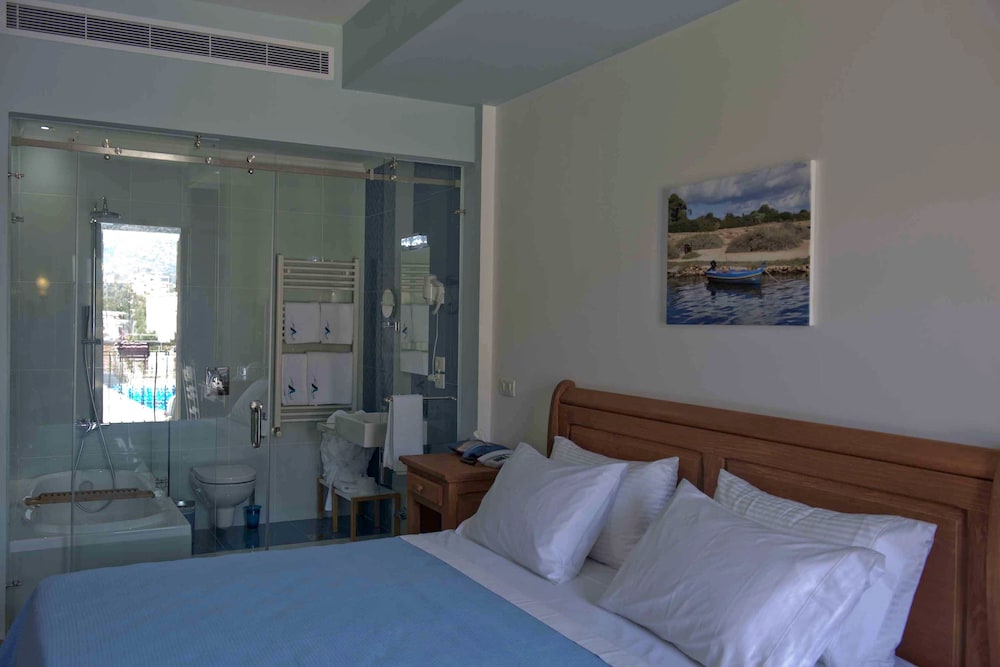 Deluxe Double Room, Bathtub, Partial Sea View photo 2