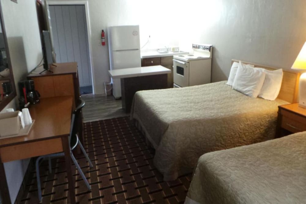 Room, 2 Queen Beds, Kitchenette photo 2