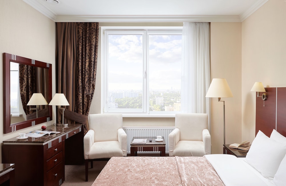 Classic Double Room, 1 King Bed photo 3