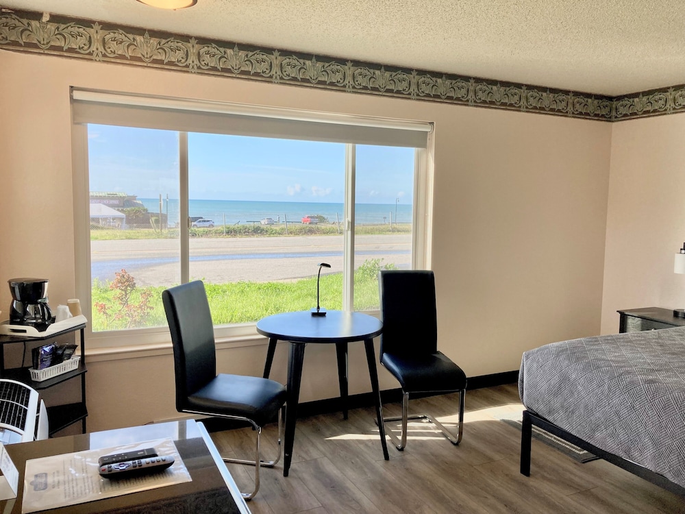 Premium Room, 1 King Bed, Non Smoking, Ocean View - Photo 5