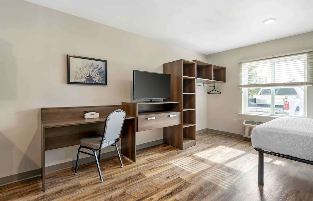 Standard Studio, 1 Queen Bed, Non Smoking, Refrigerator & Microwave - Photo 2