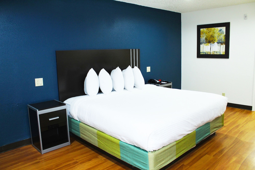 Standard Room, 1 King Bed, Non Smoking - Photo 4