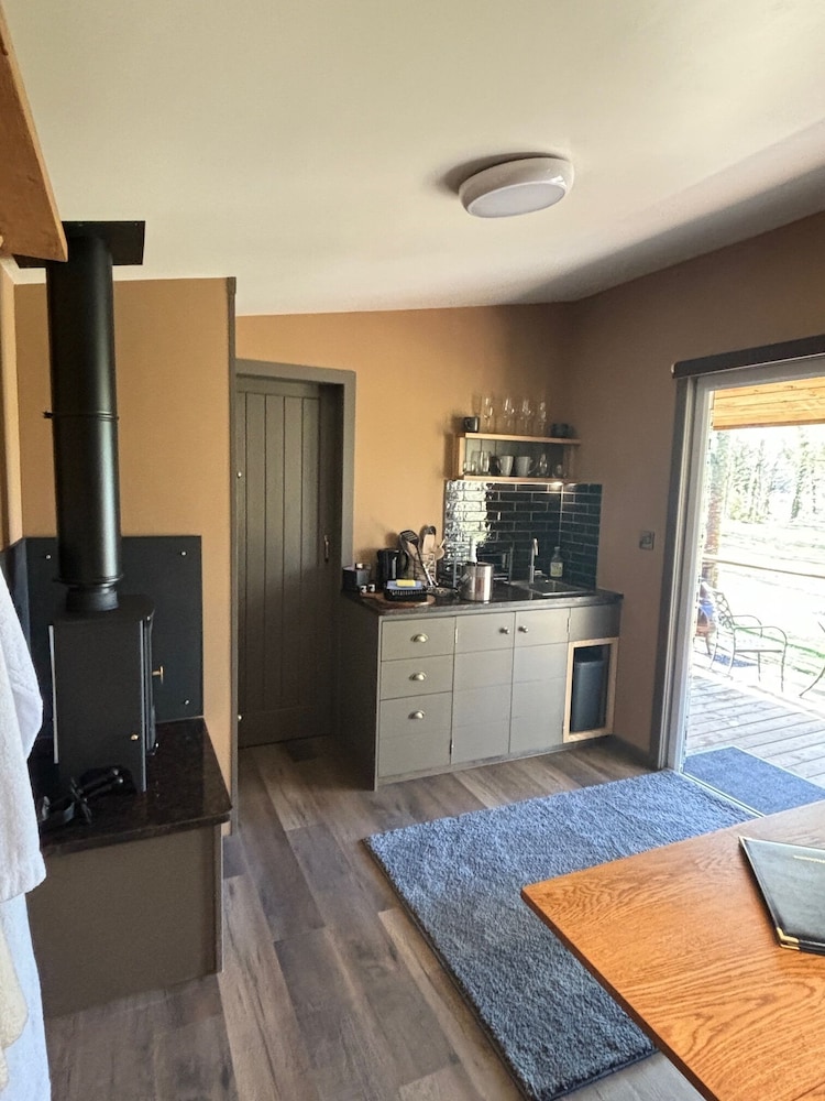 Deluxe Room, Private Bathroom (Hut 3 New for April 2025) photo 3