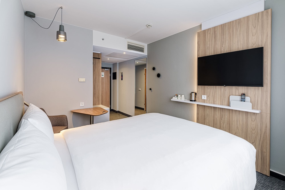 Standard Room, 1 King Bed - Photo 8