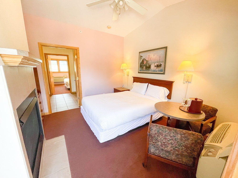 Luxury Suite, 2 Bedrooms, 2 Queen beds, Fireplace, Bath Jetted Tub photo 1