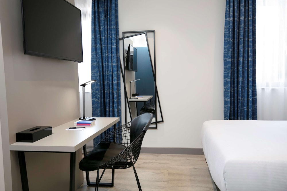 Standard Room, 1 Double Bed, Accessible, Non Smoking (Walk-In Shower) - Photo 3