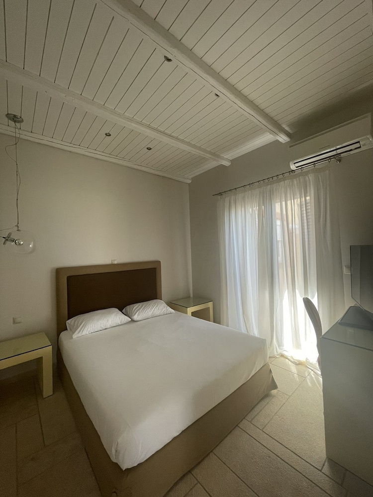 Beach House - Photo 2