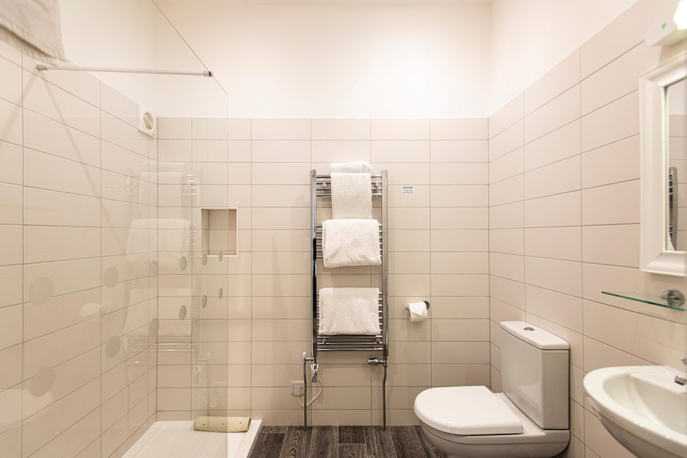 Club Room, Multiple Beds, Ensuite, Courtyard View photo 3