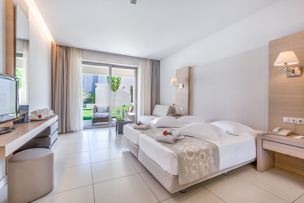 Executive Suite with Two Bedrooms Pool or Sea view - Photo 3