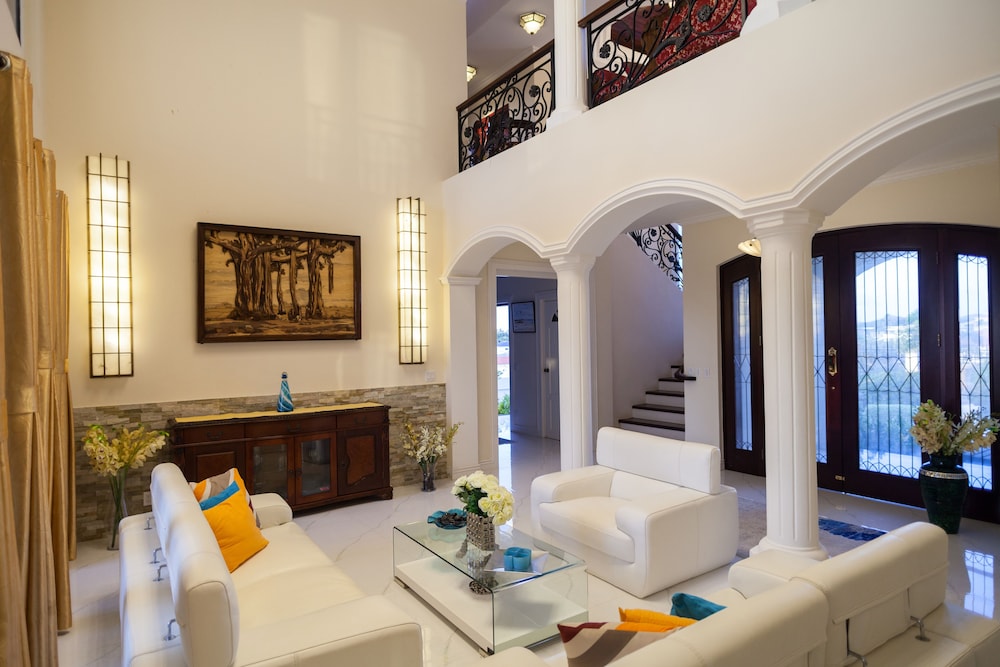 Villa photo 2