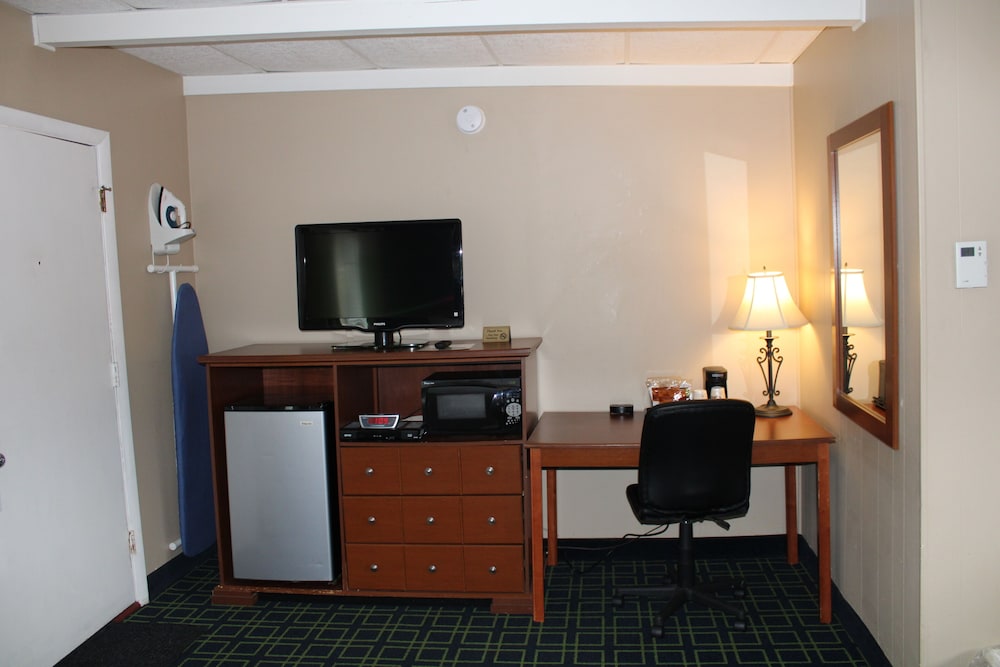 Room, 2 Queen Beds, Non Smoking, Refrigerator & Microwave - Photo 12