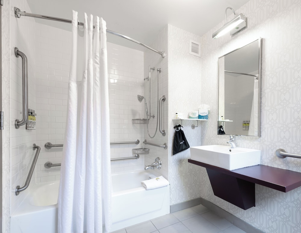 Standard Room, 1 Queen Bed, Accessible (Mobility) - Photo 9