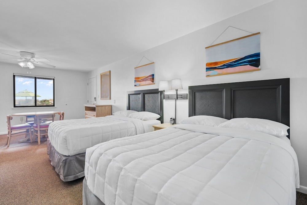 Room, 2 Queen Beds, Kitchen photo 1