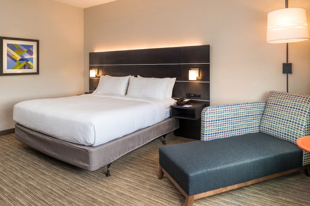 Standard Room, 1 King Bed, Accessible (Accessible Tub) - Photo 5