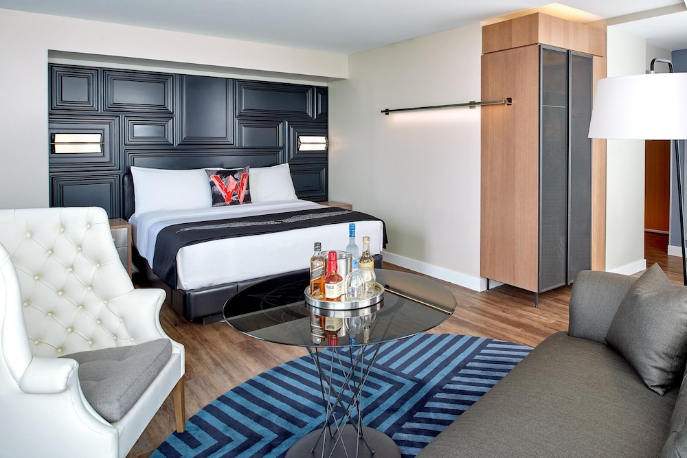 Room, 1 King Bed, Corner thumbnail 6