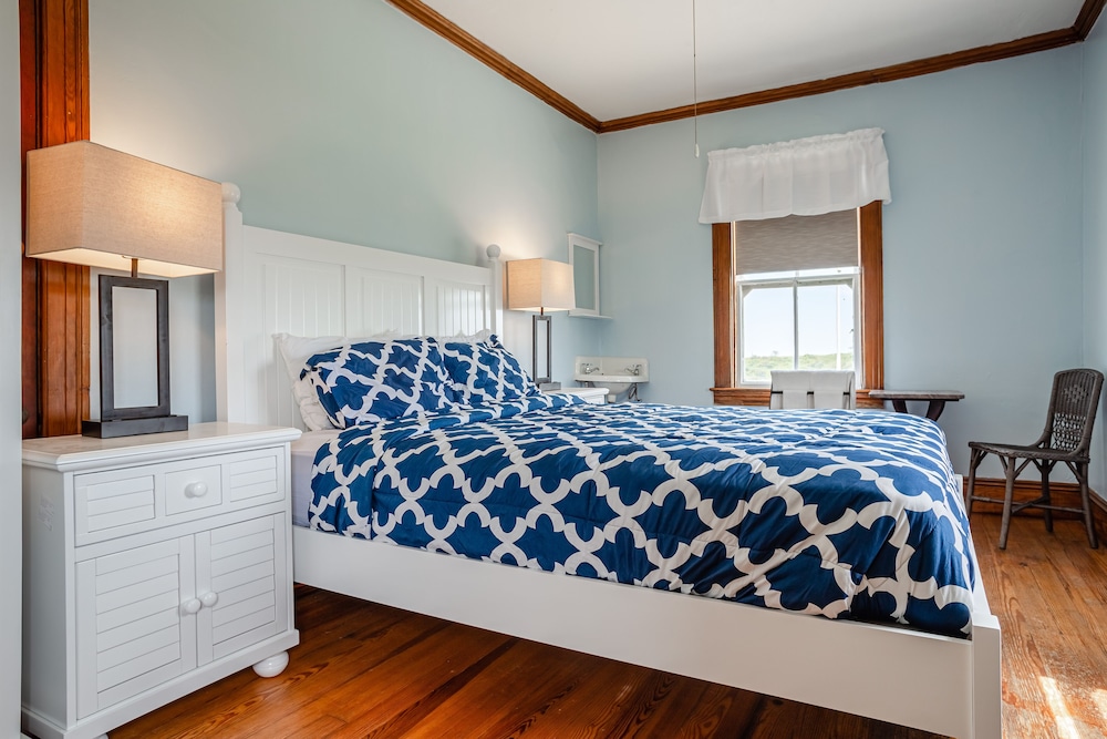 Room, 1 Queen Bed, Shared Bathroom (#18 Main Building)