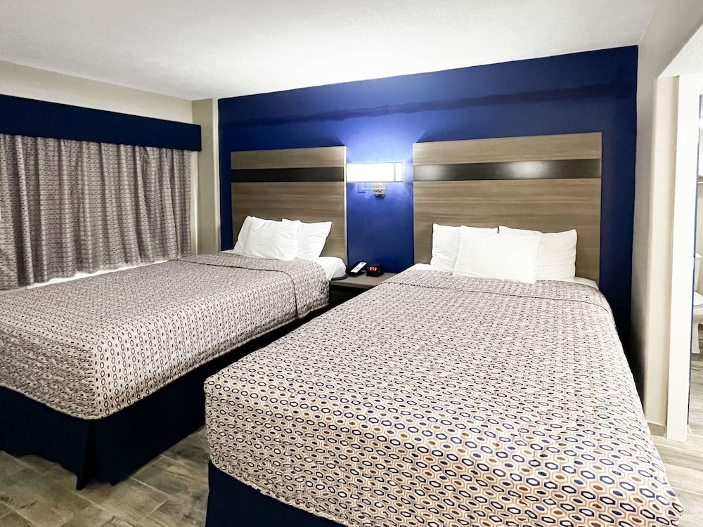 Standard Room, 2 Queen Beds, Non Smoking, Ground Floor - Photo 2