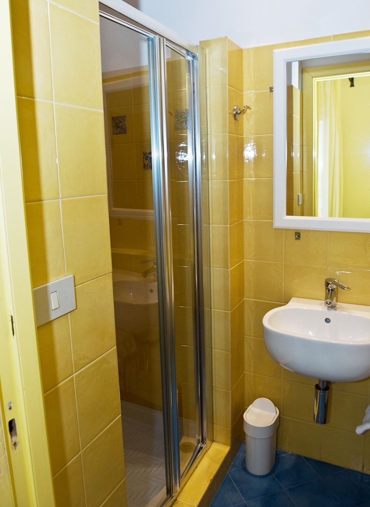 Basic Triple Room, Balcony, City View - Photo 7
