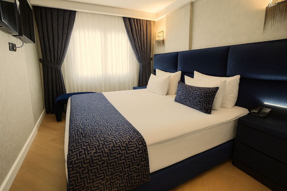 Suite, 1 King Bed, Balcony, City View photo 2