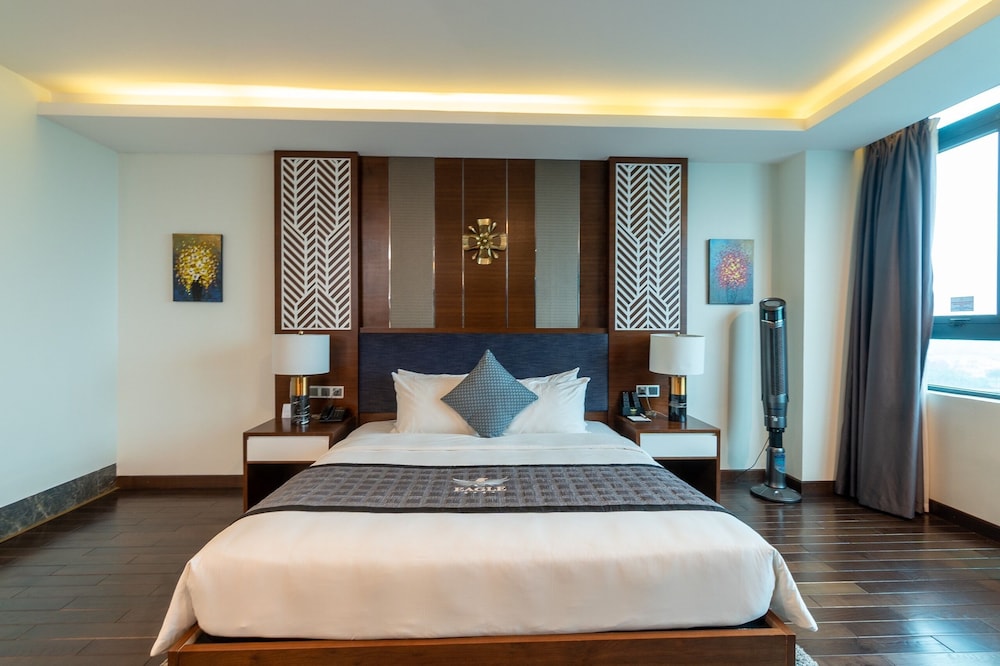 Royal Room, 1 King Bed, City View