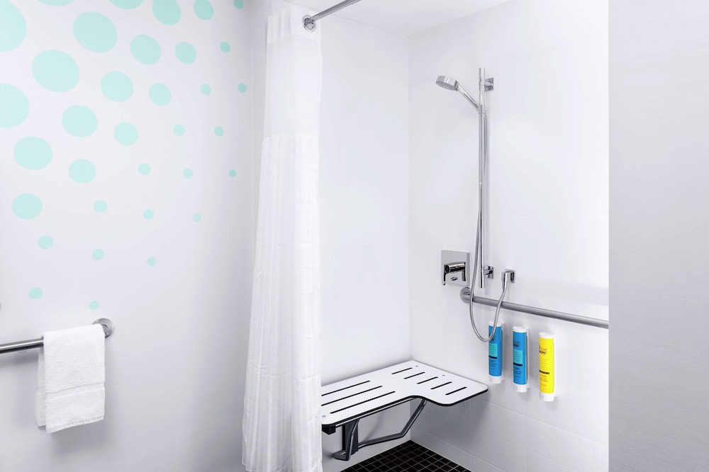 Room, 1 King Bed, Accessible, Bathtub (Hearing) - Photo 4