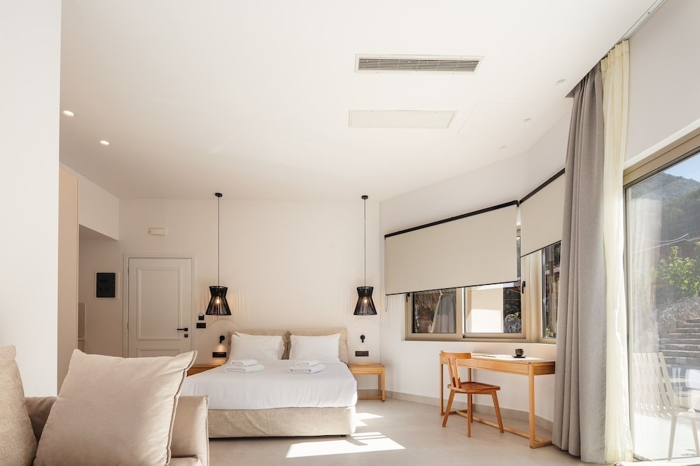 Luxury Suite, 1 King Bed with Sofa bed, Non Smoking, Courtyard View photo 3