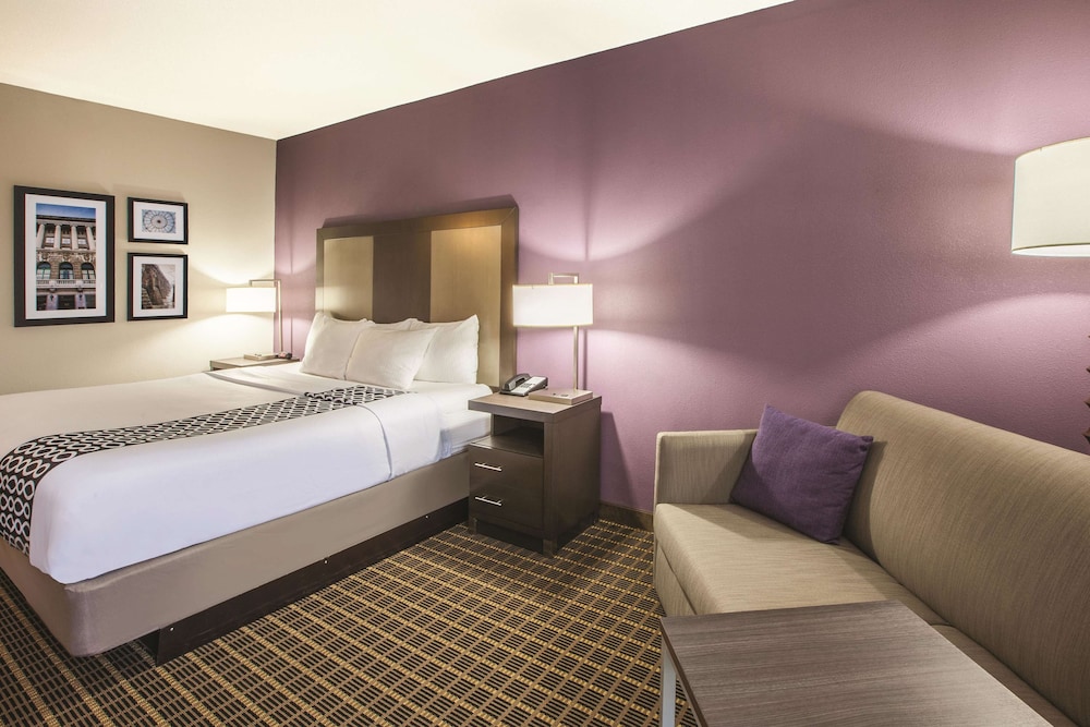 Deluxe Room, 1 Queen Bed, Non Smoking (Efficiency) photo 1