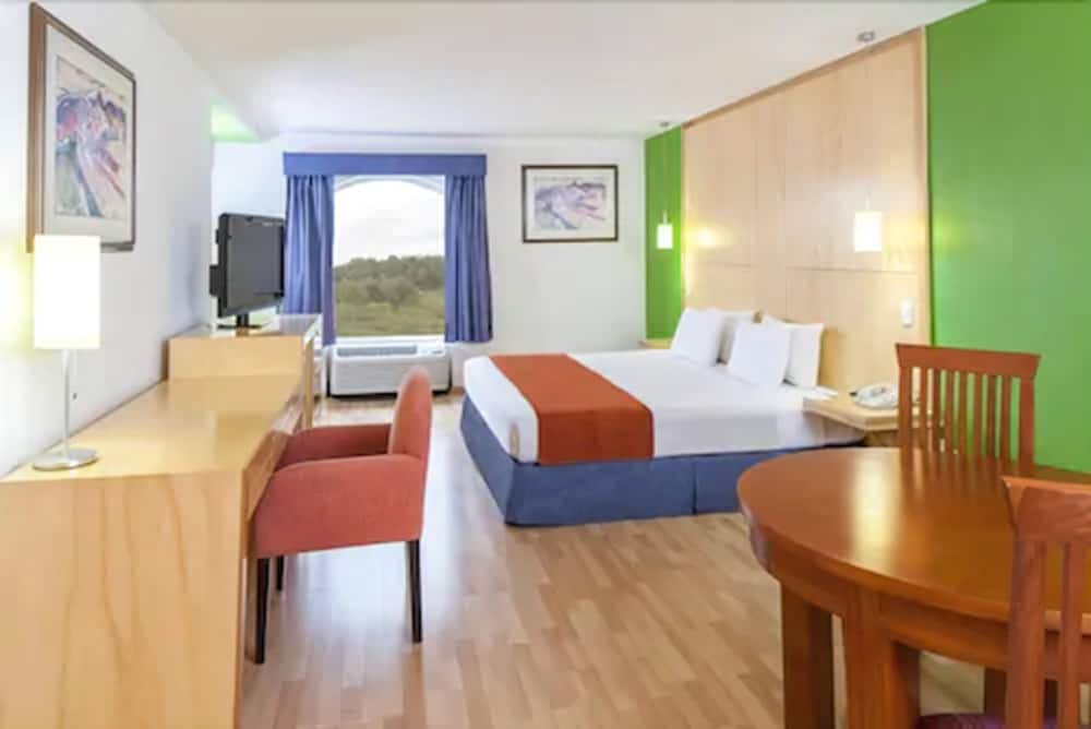 Junior Suite, 1 King Bed, Non Smoking photo 1