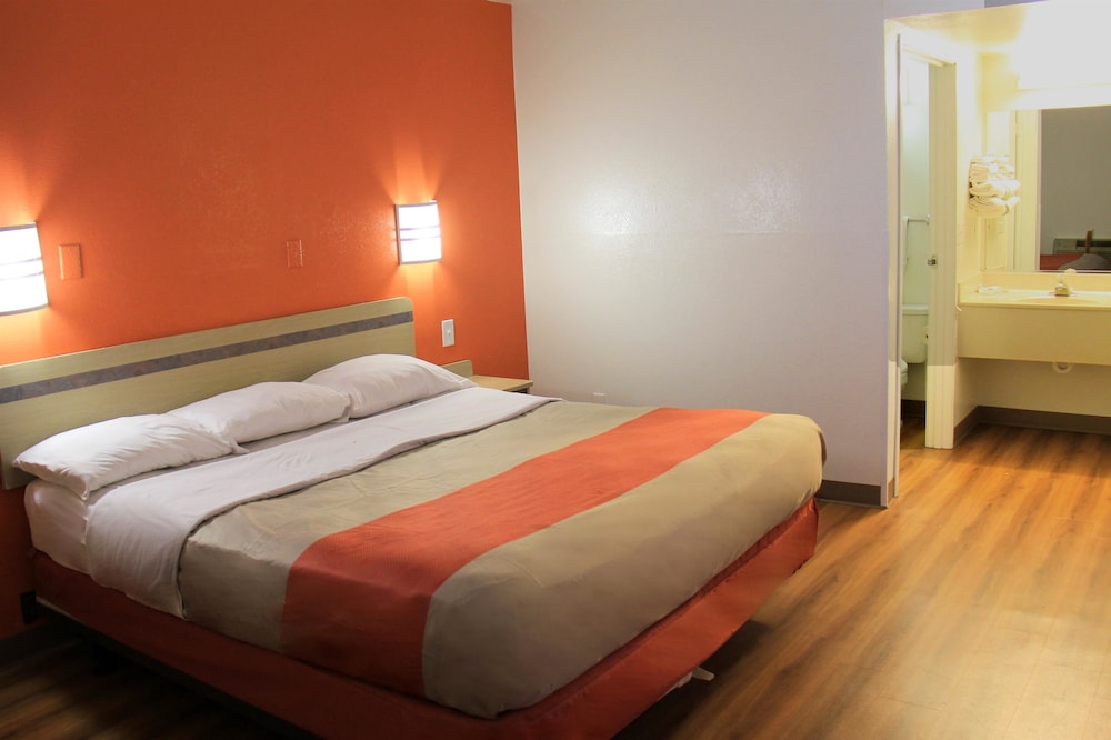 Standard Room, 1 King Bed, Non Smoking - Photo 1