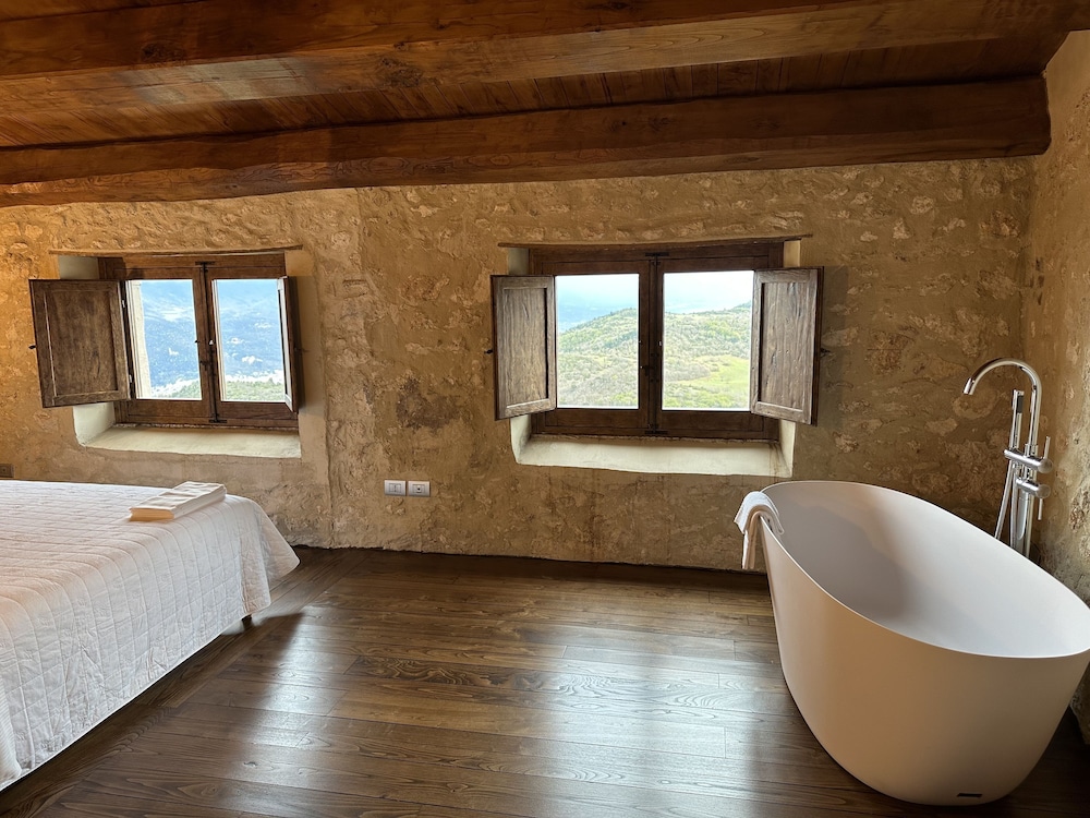 Deluxe Suite, 1 King Bed, Bathtub, Mountain View