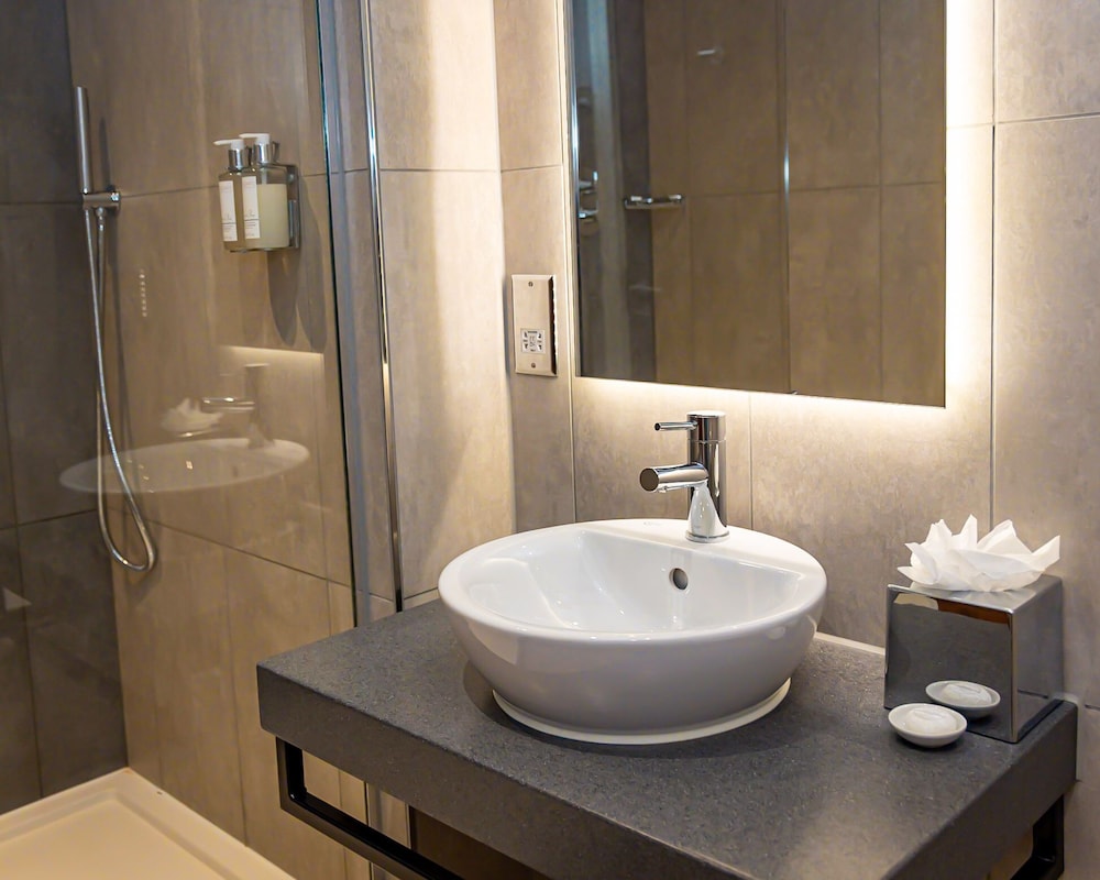 Signature Twin Room - Photo 9