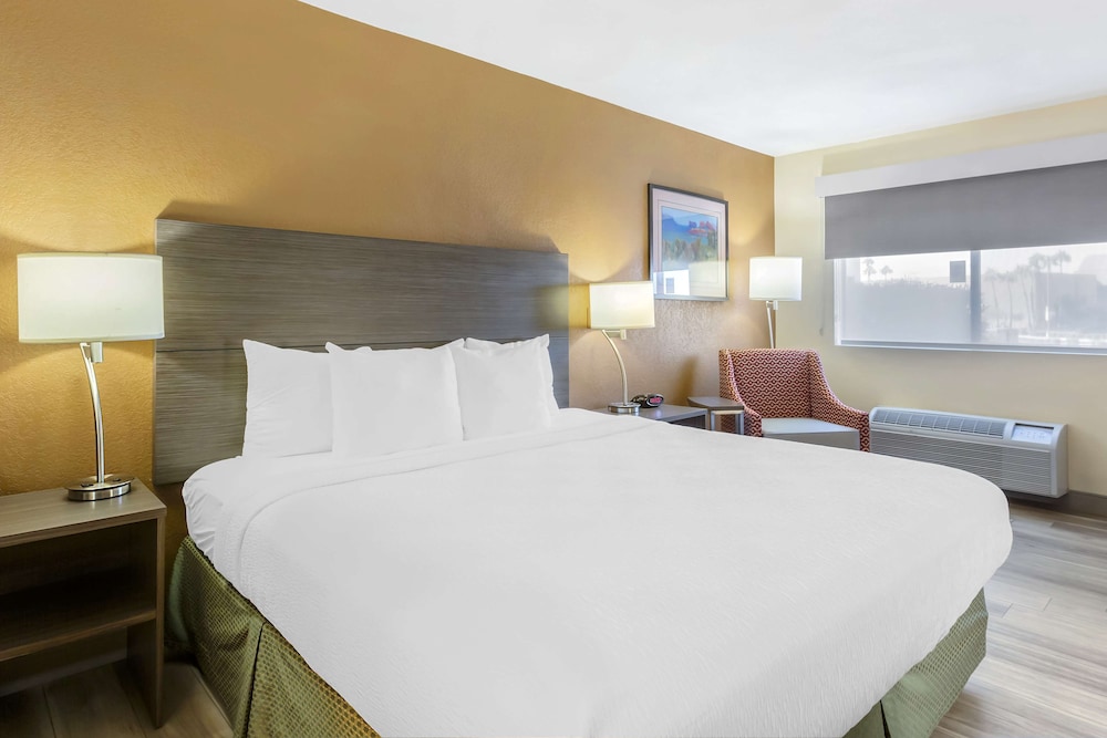 Standard Room, 1 King Bed, Accessible, Bathtub photo 3