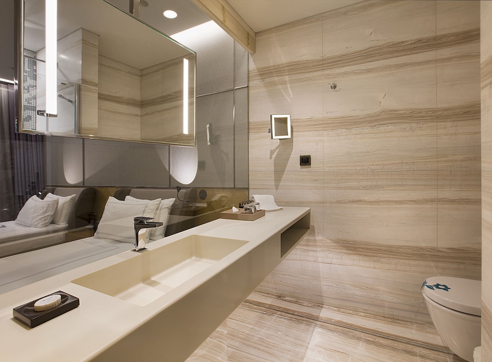 Executive Double Room thumbnail 6