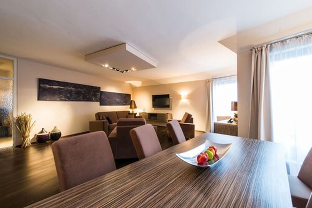 Suite, 2 Bedrooms, Balcony photo 3