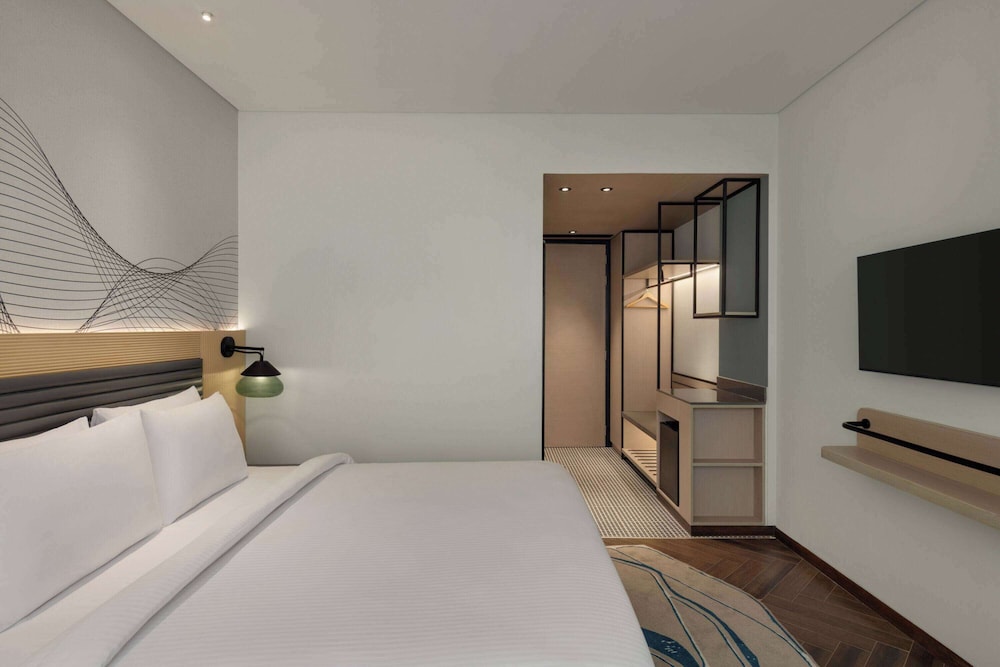 Deluxe Room, 1 King Bed, Smoking - Photo 1