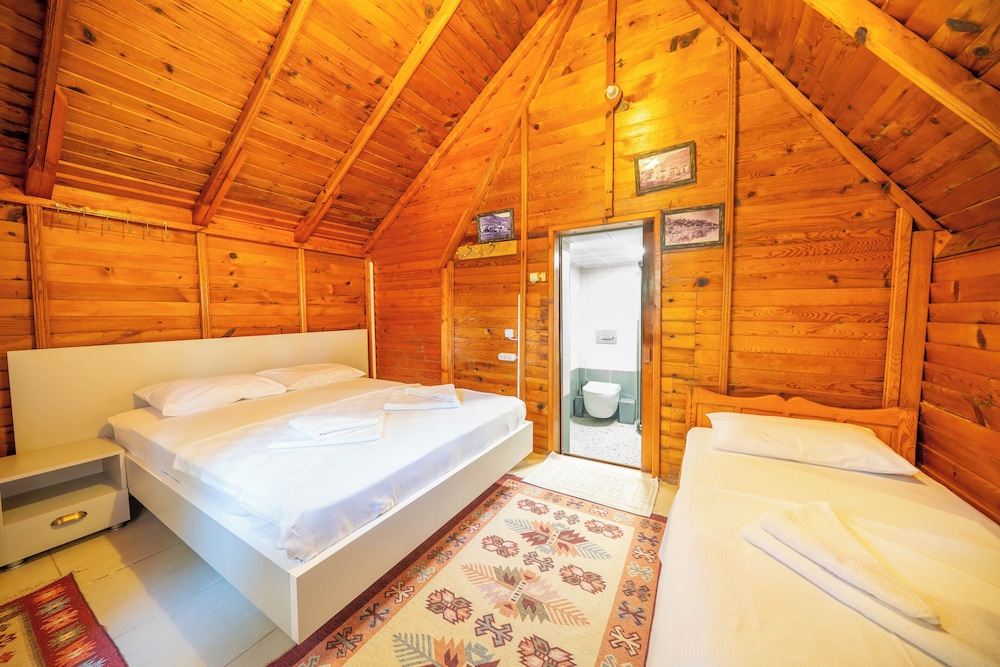 Classic Triple Room, 1 Bedroom, Non Smoking, Courtyard View