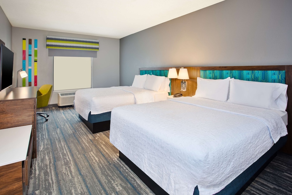 Room, 2 Queen Beds, Accessible, Bathtub - Photo 2