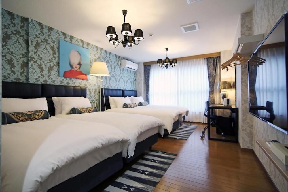 Room, Multiple Beds (GS201)