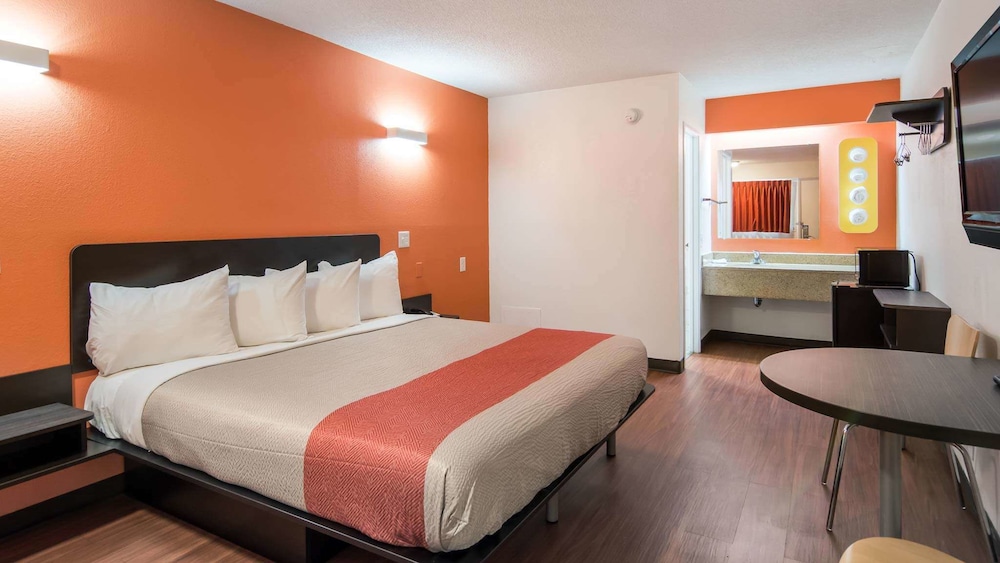 Standard Room, 1 King Bed, Smoking, Refrigerator & Microwave - Photo 1