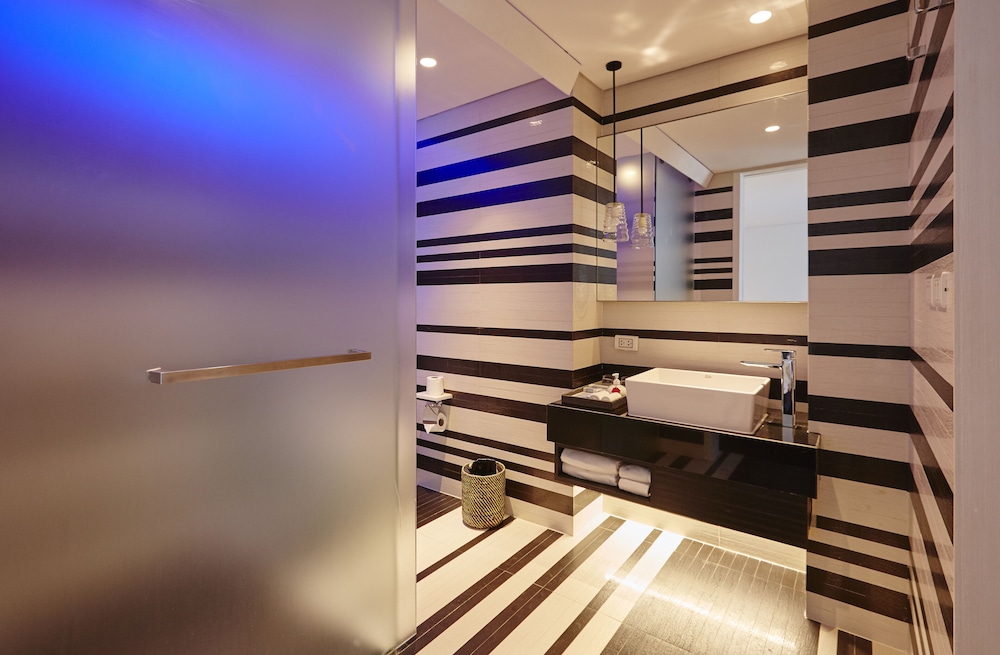 Family Suite with Plunge Bath - Photo 6