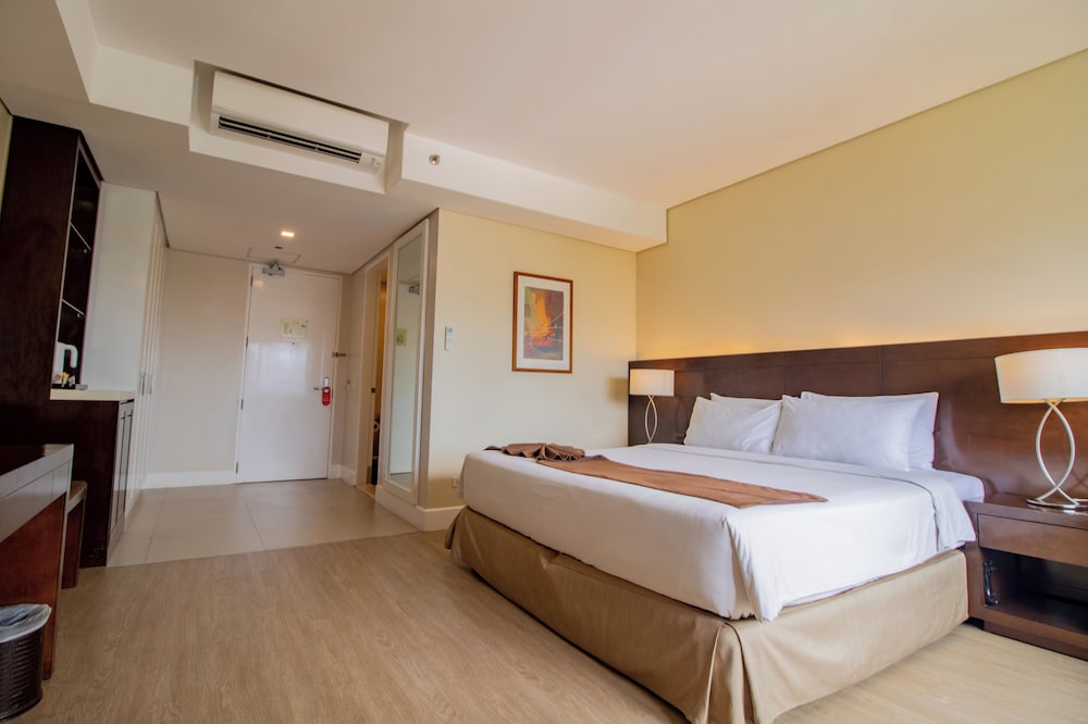 Deluxe Room, 1 King Bed - Photo 10