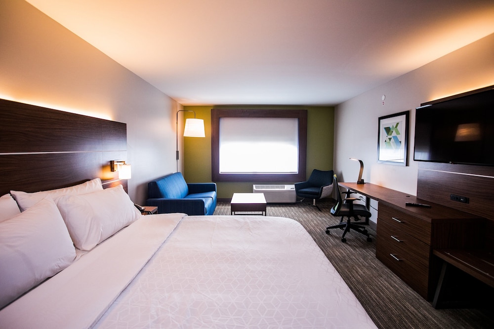 Suite, 1 King Bed, Mobility Accessible (Roll-In Shower) - Photo 2