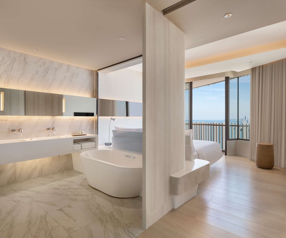 Family Suite, 1 King Bed, Ocean View (Premium) thumbnail 5