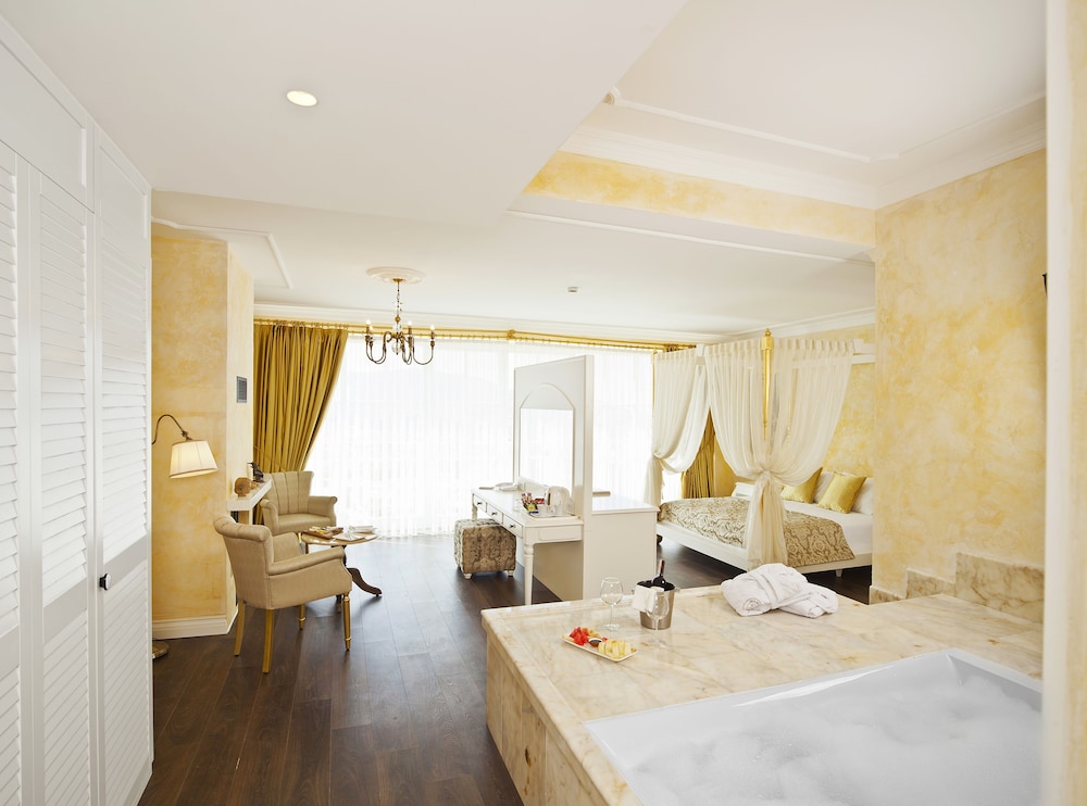 Deluxe Suite, Jetted Tub photo 1