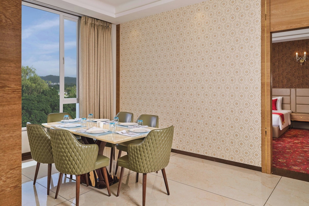 Presidential Suite, 1 King Bed, City View photo 2