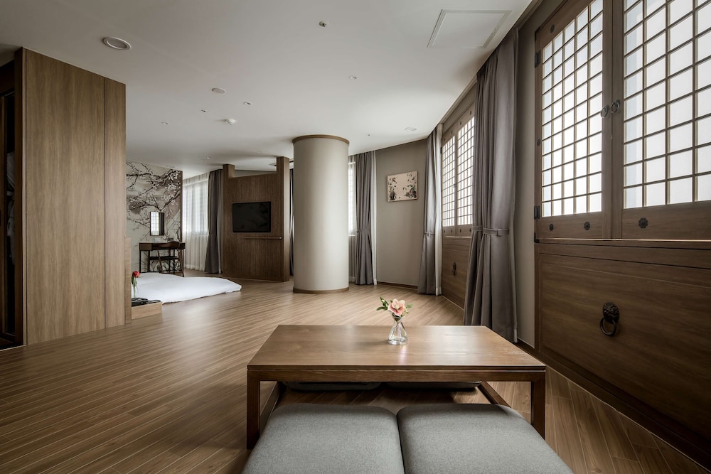 Traditional Suite, Multiple Beds, Non Smoking (3 mats)