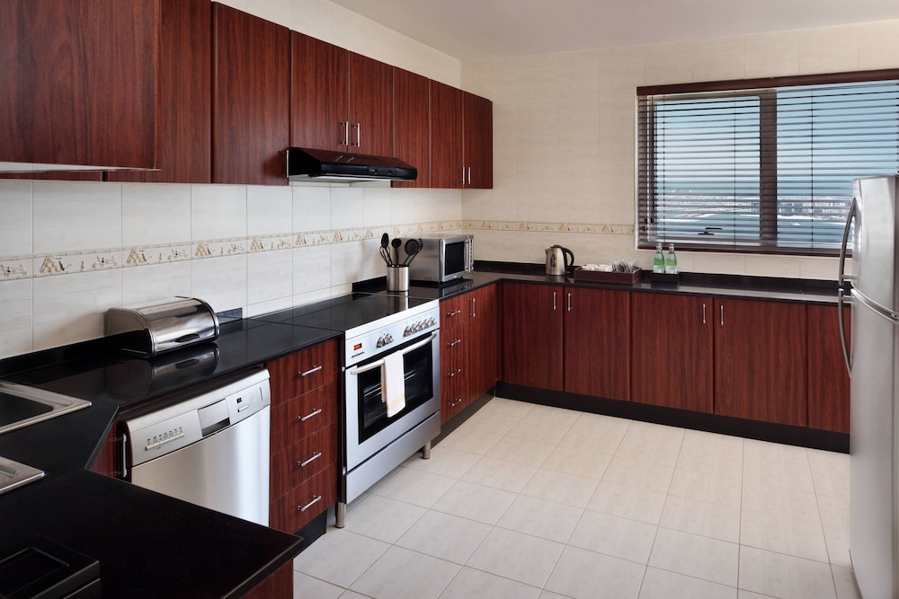 Suite, 2 Bedrooms, Smoking, Marina View (Balcony)